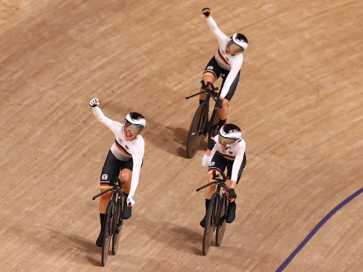 Tokyo 2020: Gemany smash GB's world record in women's team pursuit