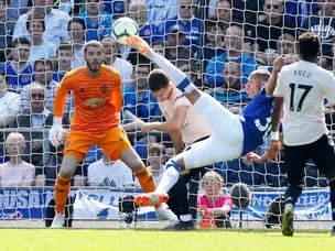 Everton hit four in dominant win over United