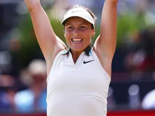 A 'slice' of stardom: 37-year-old Maria stuns Anisimova to become queen of Queen's