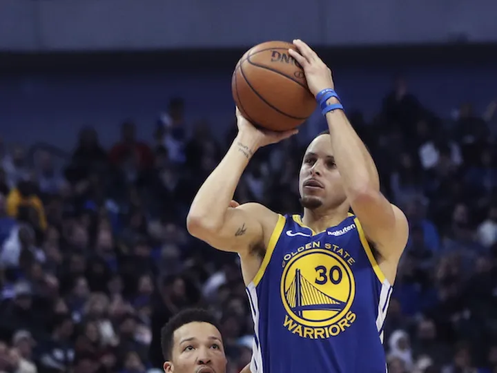 Steph Curry stars for Golden State Warriors