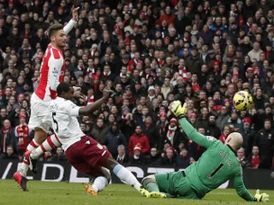 Early Giroud strike splits Arsenal, Villa