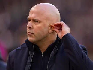 "A little wound up" - Carragher slams Liverpool fans over Slot 'disrespect'