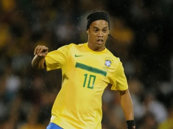 Ronaldinho gets teeth straightened?