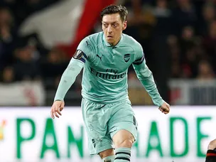 Mesut Ozil throws jacket towards Everton boss Marco Silva during Arsenal defeat