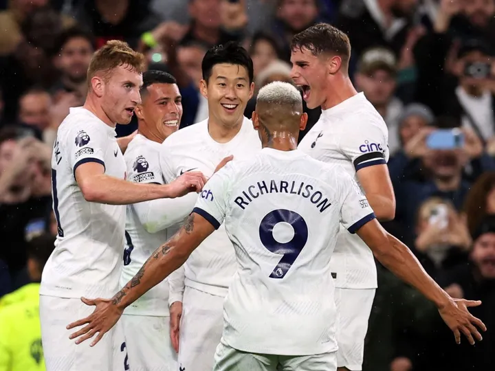 Tottenham Hotspur coast past Fulham to reclaim top spot