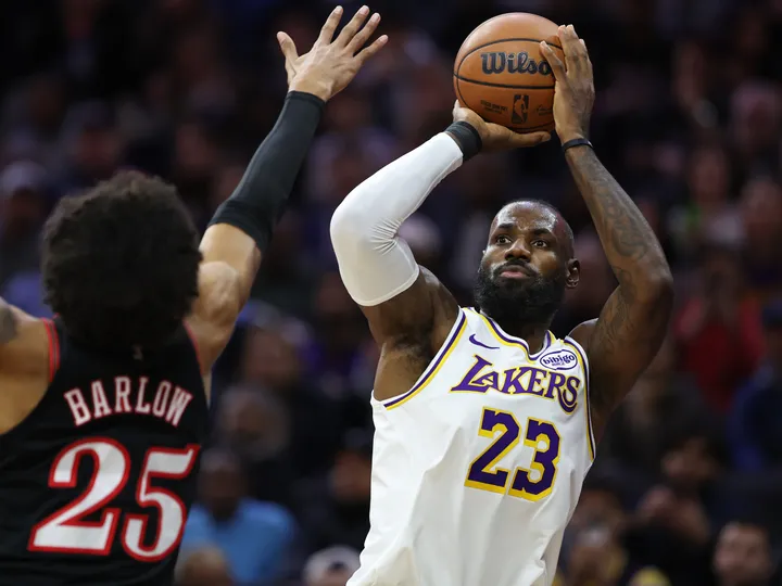 LeBron James puts on a show to see off Sixers