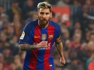 Late Messi penalty saves lacklustre Barca