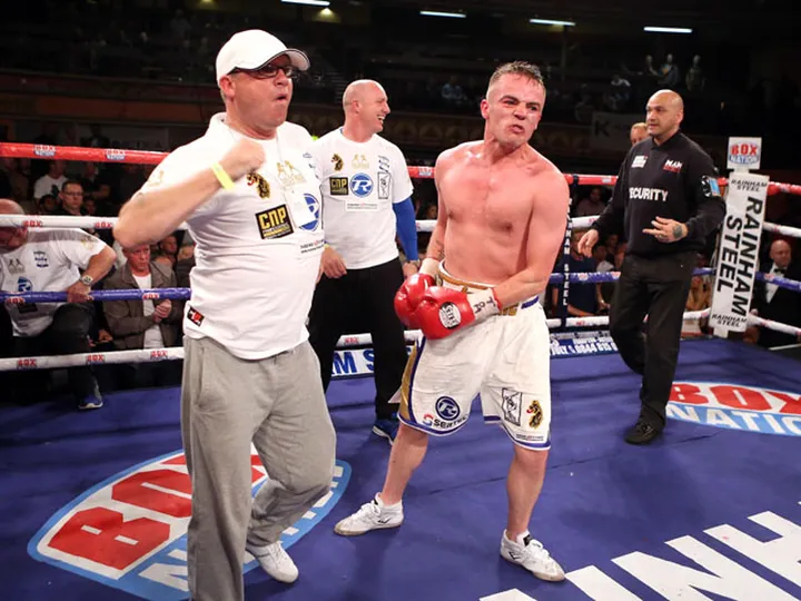 Gavin stops Vassell in seven