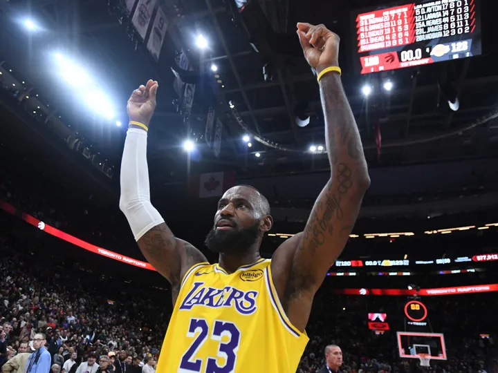 LeBron James sacrifices incredible streak to deliver Lakers victory