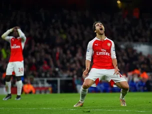 Chelsea edge 10-man Arsenal
