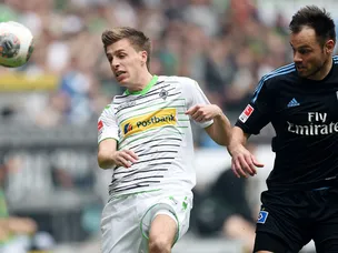 Gladbach steal point late on