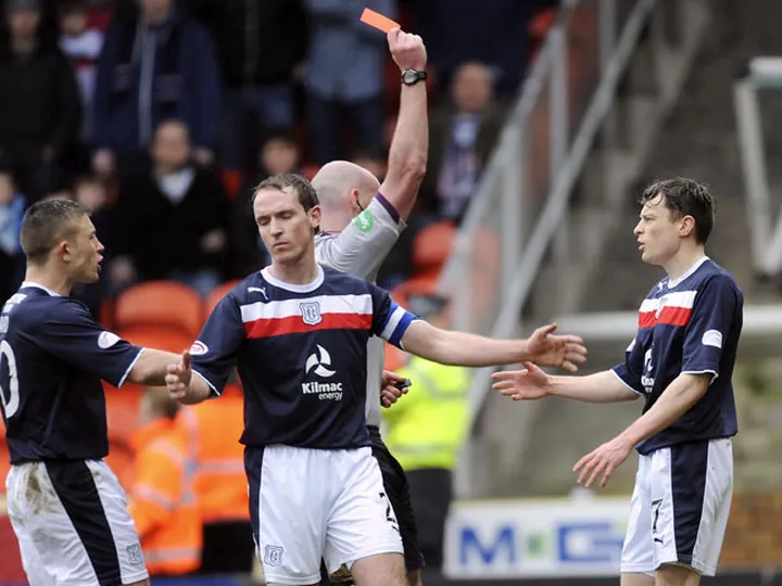 Dundee down to 10 men