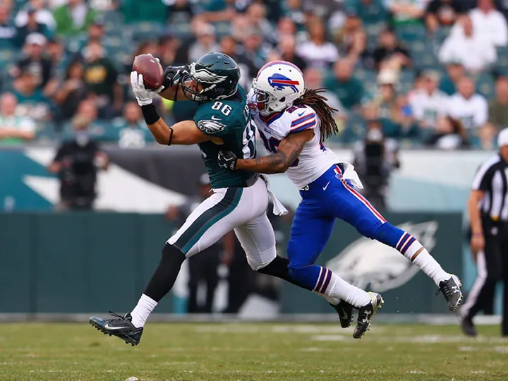 Eagles squeeze past Bills