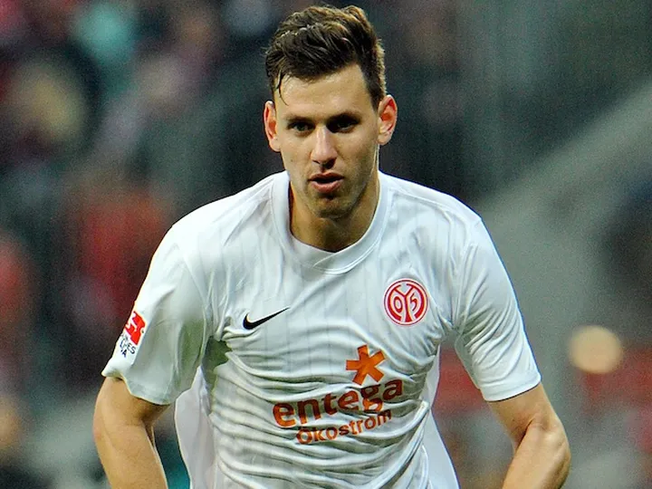 Szalai completes Schalke move