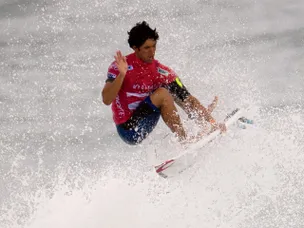 Medina beats Slater to Pro Tahiti title