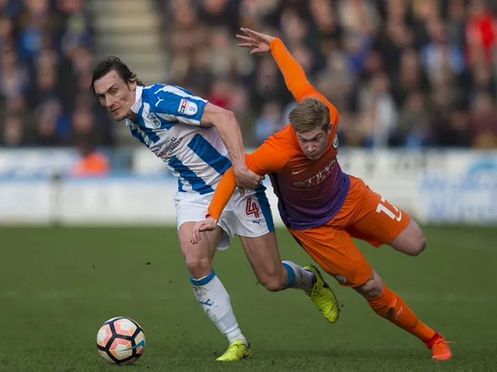 Huddersfield's Dean Whitehead to retire
