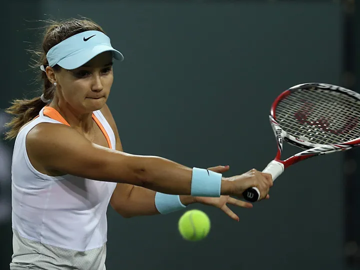 Davis ousts Azarenka in Indian Wells