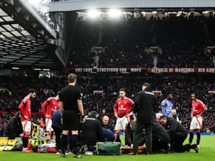 Man United star suffers severe-looking knee injury against Palace