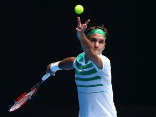 Federer eases into third round