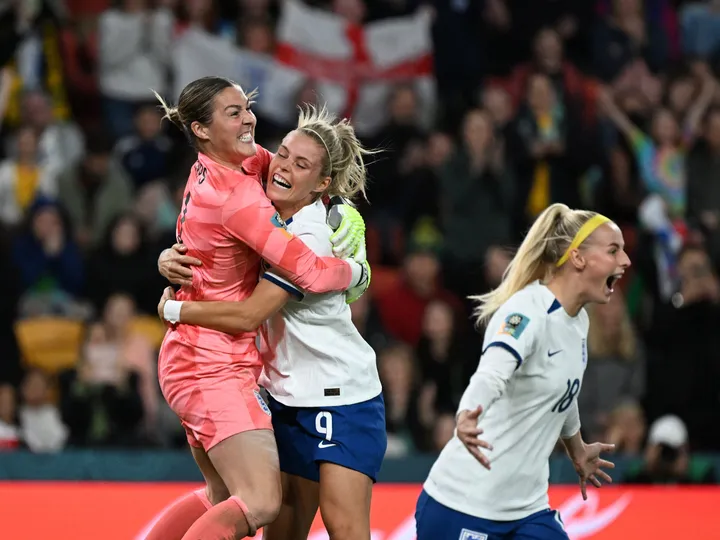 Ten-woman England beat spirited Nigeria to advance to quarter-finals