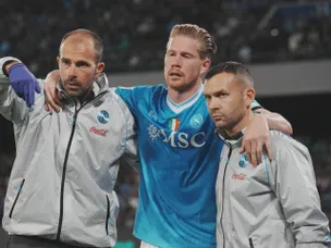 Watch: De Bruyne suffers bizarre injury before McTominay stunner in Napoli win