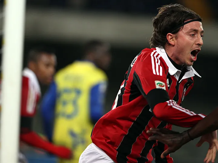Milan edge out 10-man Chievo