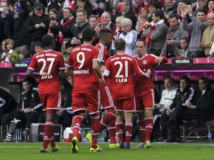Bayern break record with Augsburg rout