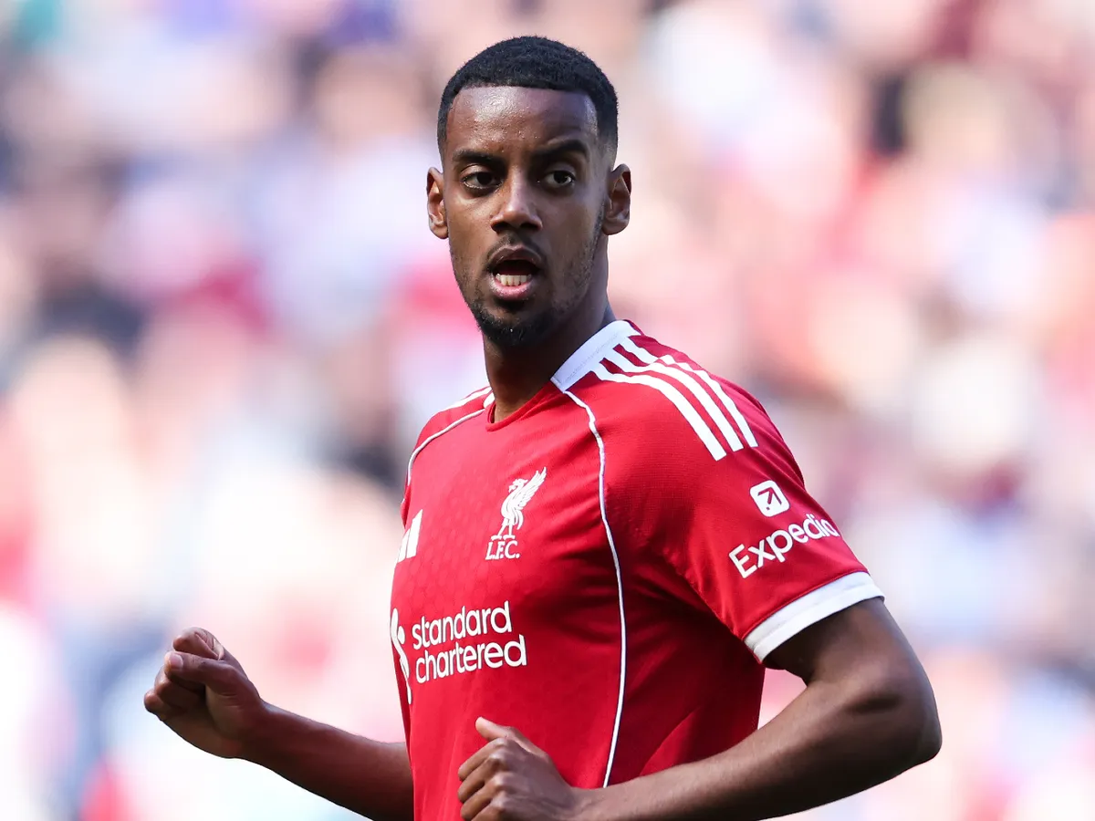 Why Alexander Isak is missing for Aston Villa vs. Liverpool as Arne Slot explains new injury