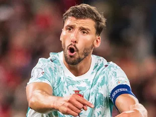 "Captain", "Leader" - How Portuguese media rated Man City's Dias in Norway win