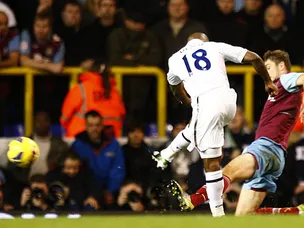 Defoe brace gives Spurs easy win
