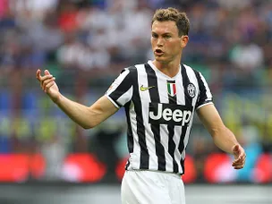 Lichtsteiner gives Juventus lead