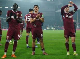 Man United weighing up summer swoop for West Ham star to solve 'squad issue'