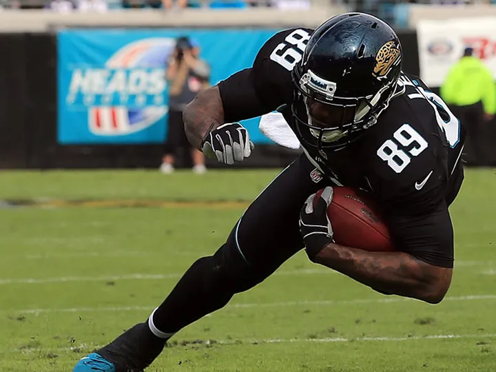 Lewis takes pay-cut to stay with Jaguars