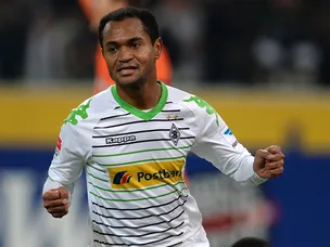 Gladbach edge out 10-man Schalke