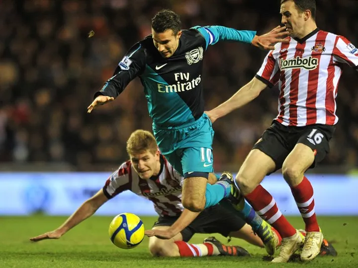 Van Persie could stay with Arsenal