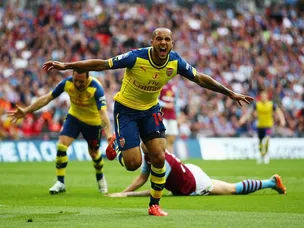 Walcott fires Arsenal ahead