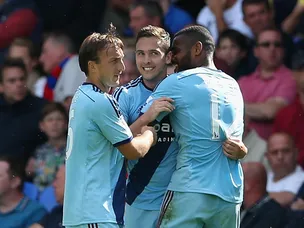 West Ham brush aside Palace