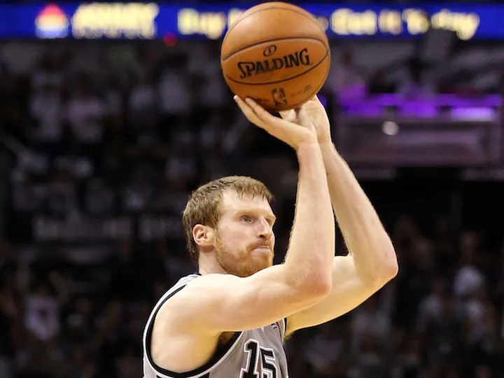 San Antonio Spurs re-sign Matt Bonner