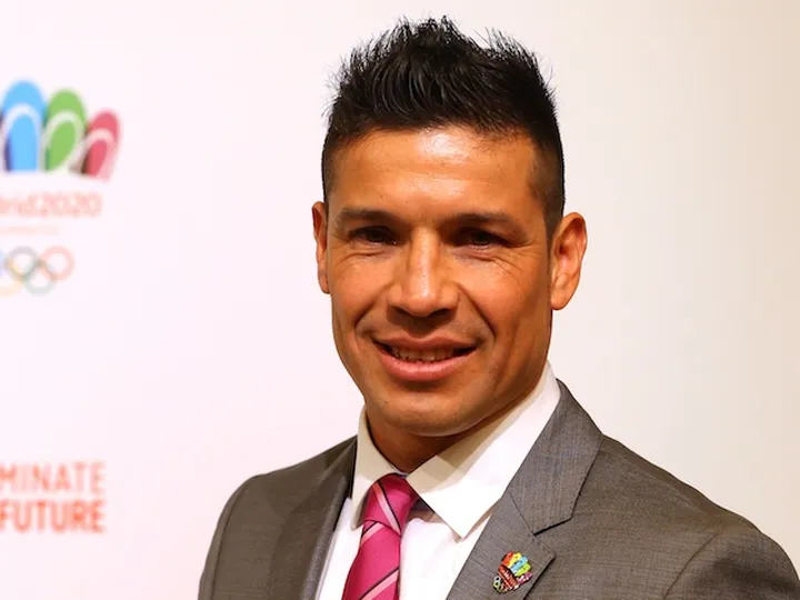 Martinez shows off world title belt to Pope Francis