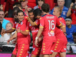 Adelaide take advantage of 10-man Sydney