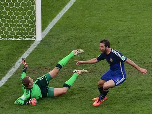 Wasteful Argentina limp into quarters