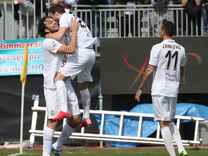 Verona earn win at Cagliari