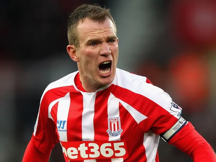 Glenn Whelan extends stay at Stoke City