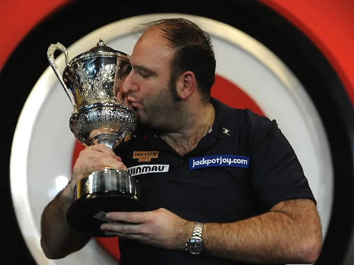 Waites seals first BDO world title
