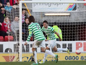 Celtic win at Aberdeen to top SPL