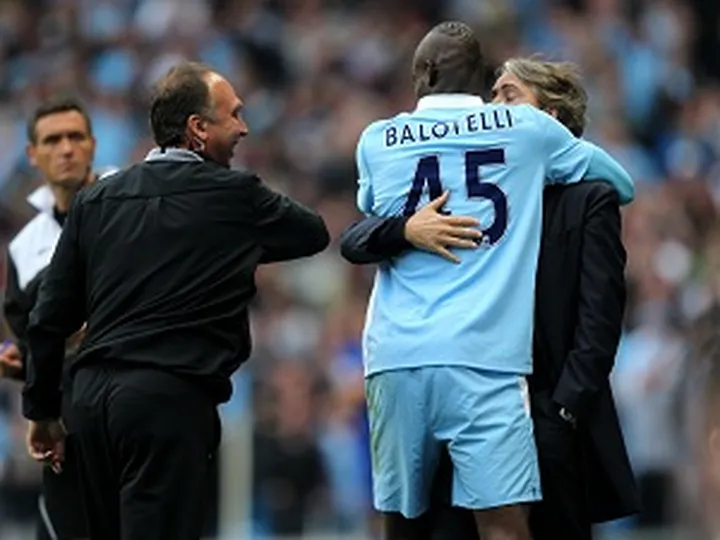 Mancini defends Balotelli