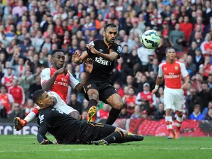 Welbeck rescues Arsenal point