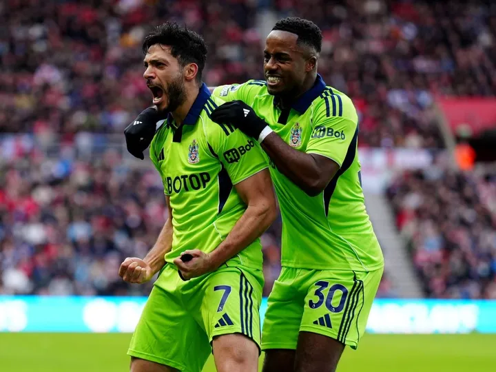 Jimenez extends Premier League record in Fulham win over Sunderland