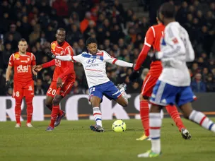 Bastos rescues Lyon