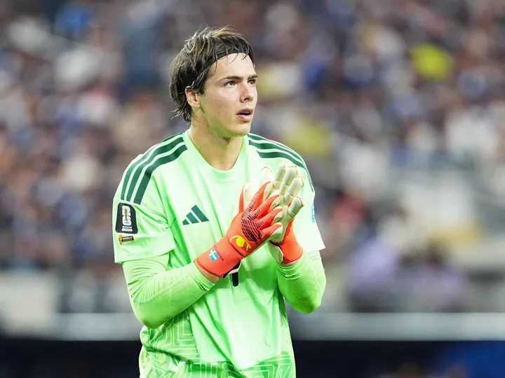 Leeds, Wolves among three clubs to 'make contact' over World Cup goalkeeper